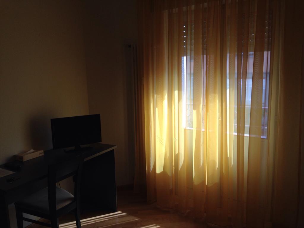 De La Tour Otel Tirano Oda fotoğraf
