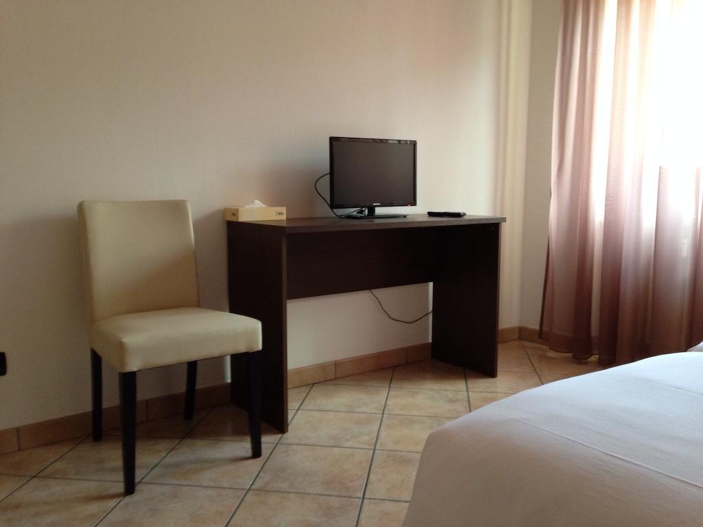De La Tour Otel Tirano Oda fotoğraf