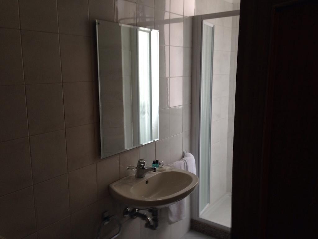 De La Tour Otel Tirano Oda fotoğraf