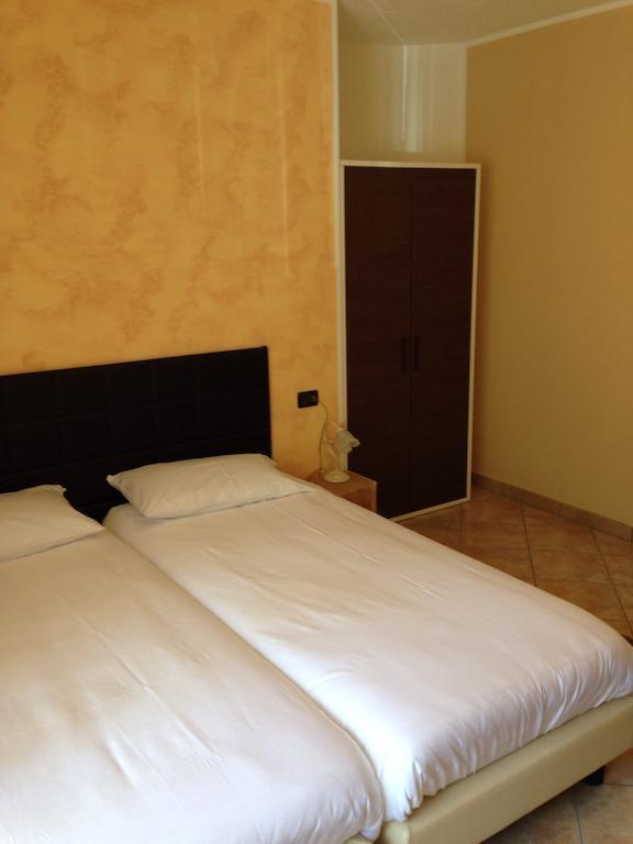 De La Tour Otel Tirano Oda fotoğraf