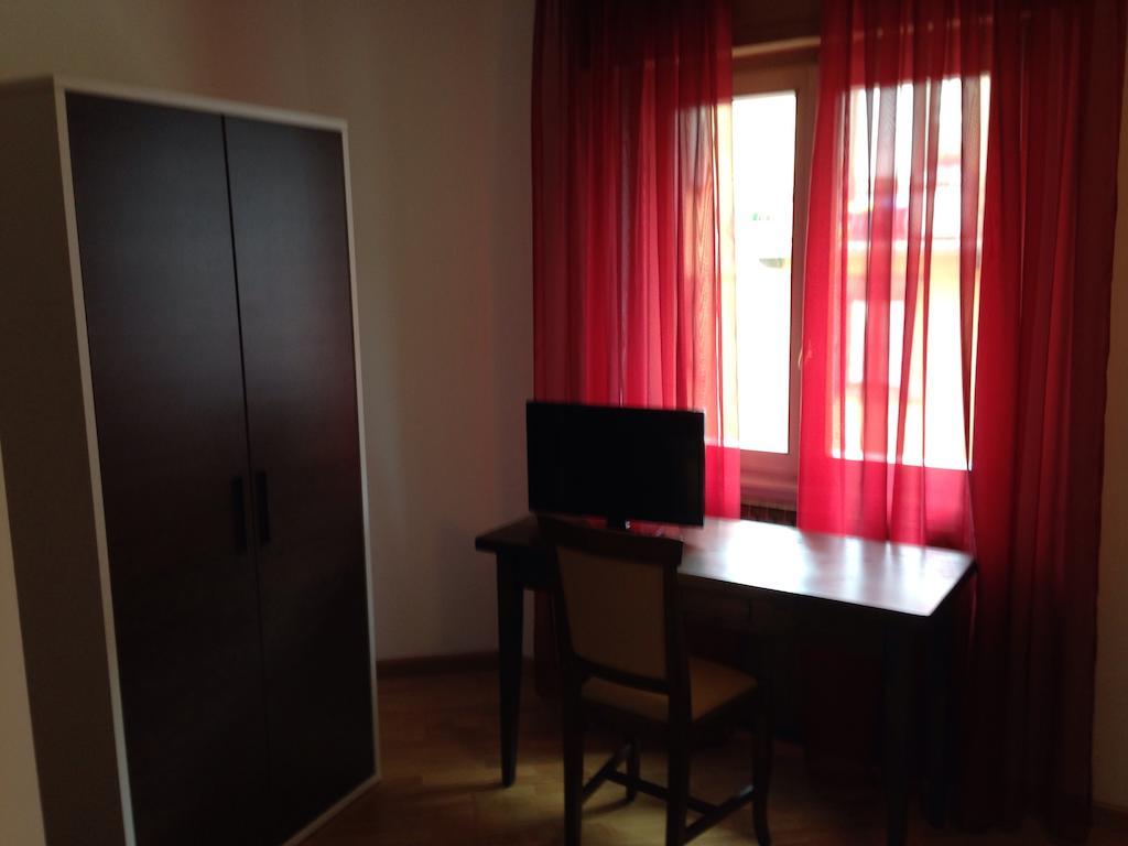 De La Tour Otel Tirano Oda fotoğraf