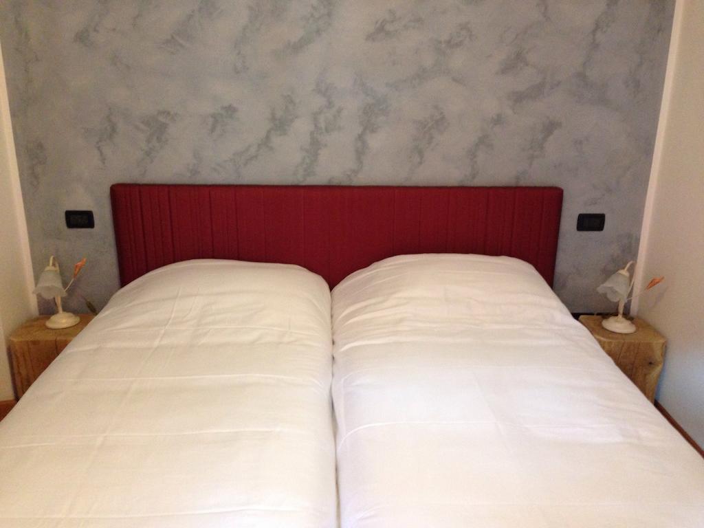 De La Tour Otel Tirano Oda fotoğraf