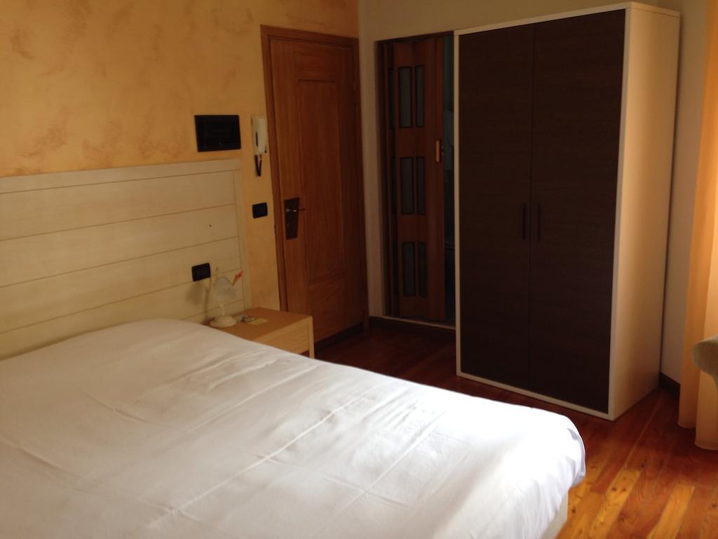 De La Tour Otel Tirano Oda fotoğraf