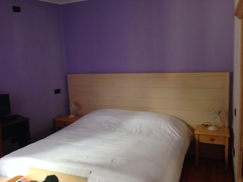 De La Tour Otel Tirano Oda fotoğraf
