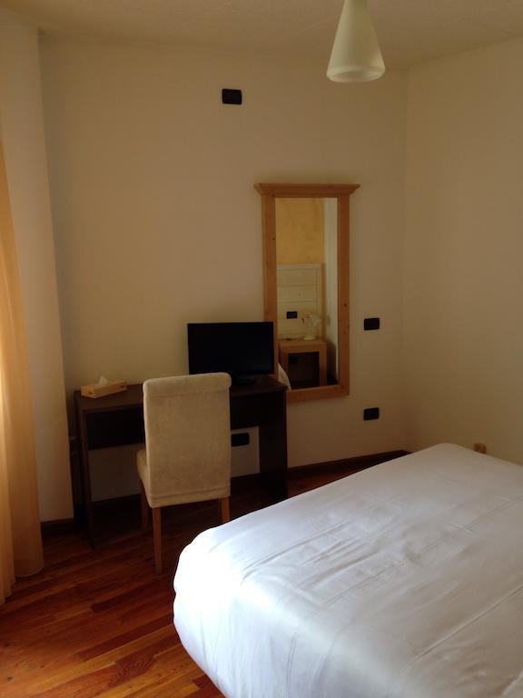 De La Tour Otel Tirano Oda fotoğraf
